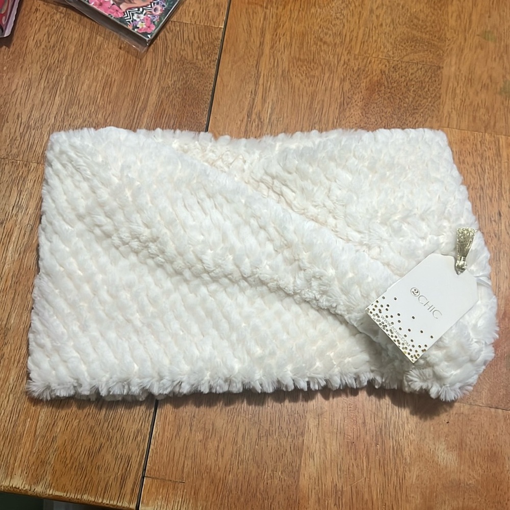 NWT 2CHIC FAUX FUR INFINITY SCARF